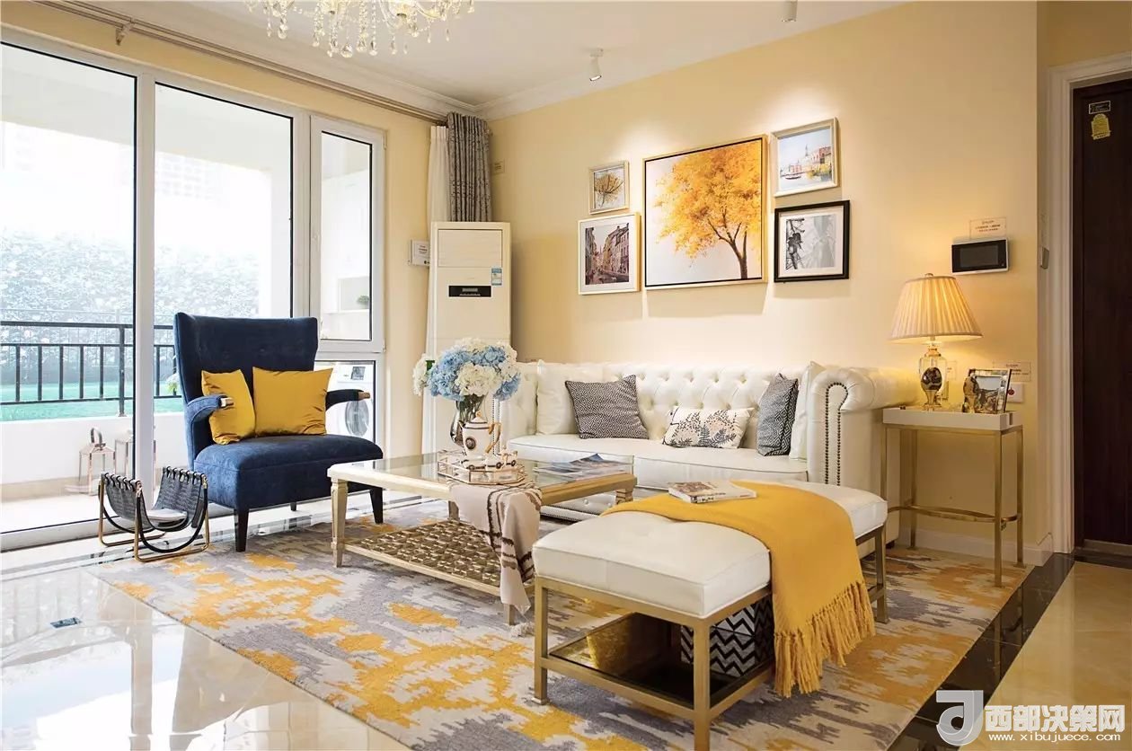 沙發(fā)背景墻選對(duì)裝飾畫(huà)，才能美了整個(gè)客廳空間！