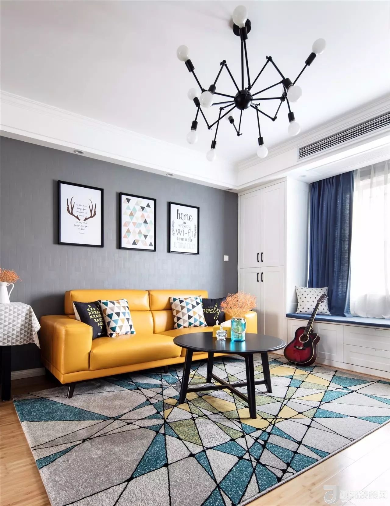 沙發(fā)背景墻選對(duì)裝飾畫(huà)，才能美了整個(gè)客廳空間！