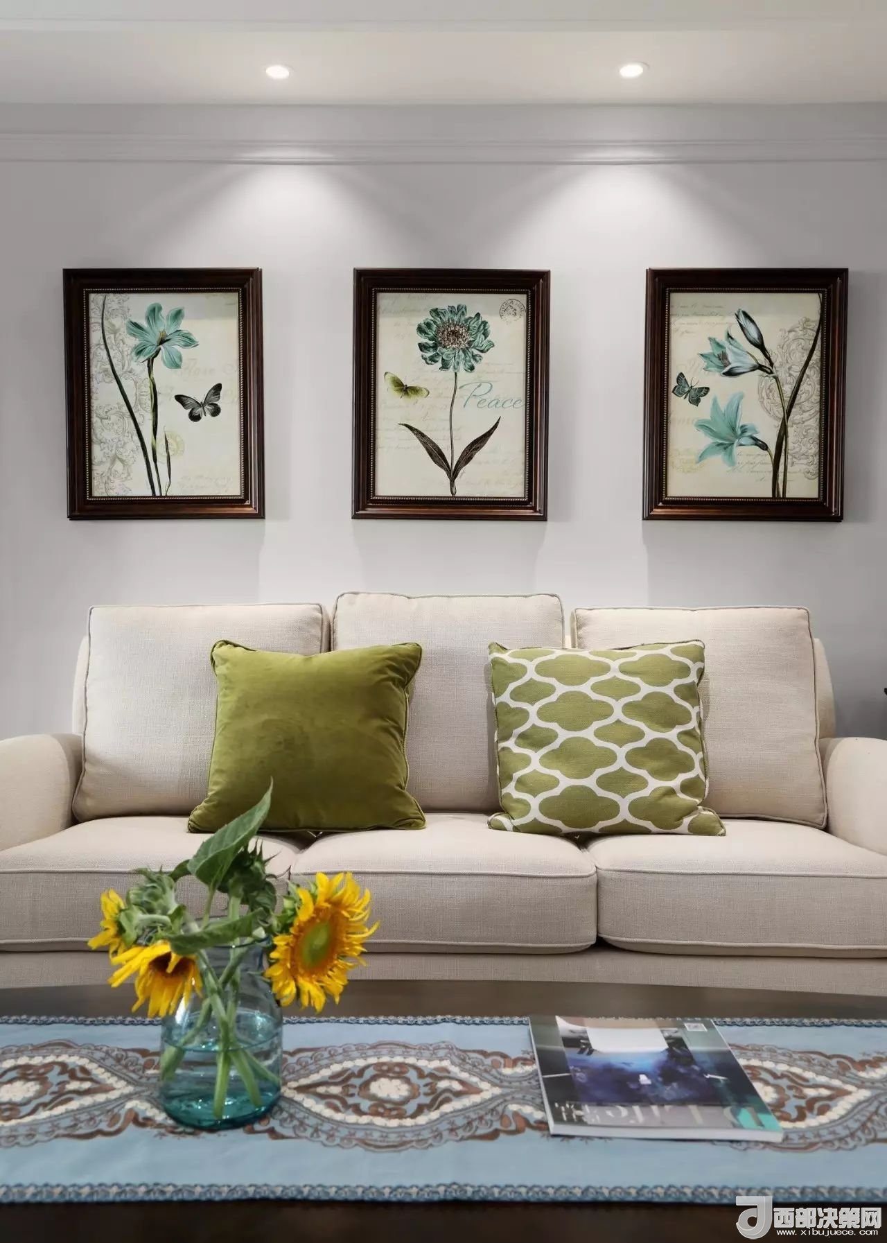 沙發(fā)背景墻選對(duì)裝飾畫(huà)，才能美了整個(gè)客廳空間！