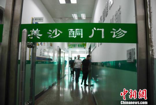 有數據顯示，十年來，山西省司法行政戒毒系統(tǒng)累計收治戒毒人員總數6萬余人。截至目前，在冊強制隔離戒毒人員、自愿戒毒人員、戒毒康復人員、美沙酮維持治療人員共1.2萬余人?！⊥踅ㄜ?攝