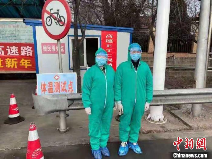 鄉(xiāng)鎮(zhèn)衛(wèi)生院和社區(qū)衛(wèi)生中心工作人員排查發(fā)熱患者?！〗樾菔嗅t(yī)療集團(tuán)供圖 攝