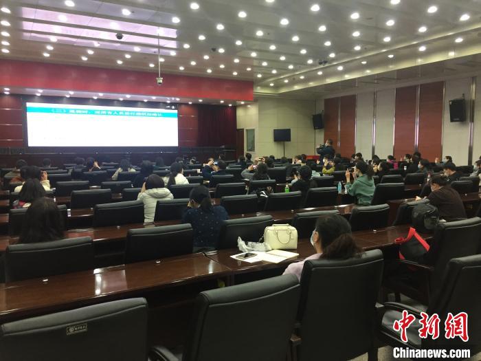 山西選派554名疫情防控指導(dǎo)員駐校指導(dǎo)高三年級(jí)開學(xué)疫情防控?！「呷鸱?攝