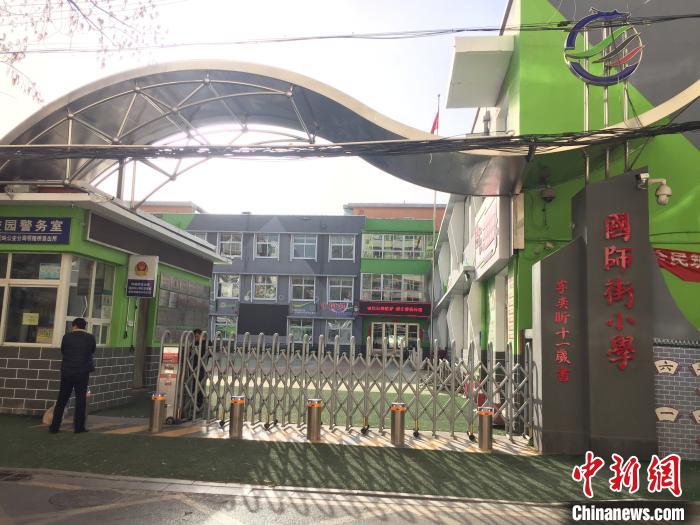 校門口設(shè)置臨時等候區(qū)，區(qū)域四周5米為禁行區(qū)?！「呷鸱?攝