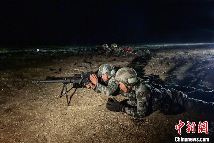 夜間狙擊手摧毀敵探照燈?！∑呀?攝