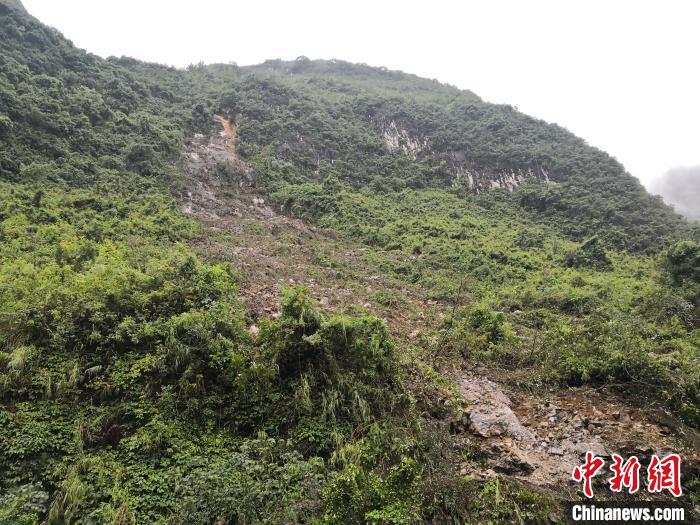 山體滑坡處?！↑S鵬 攝