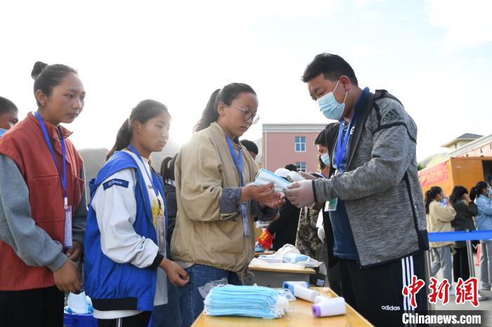 7月7日，考生在拉薩三高考點外領(lǐng)取口罩?！『闻罾?攝