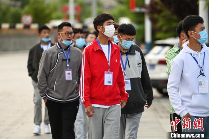 7月7日，考生在拉薩三高考點外有序排隊，等待進入考場?！『闻罾?攝