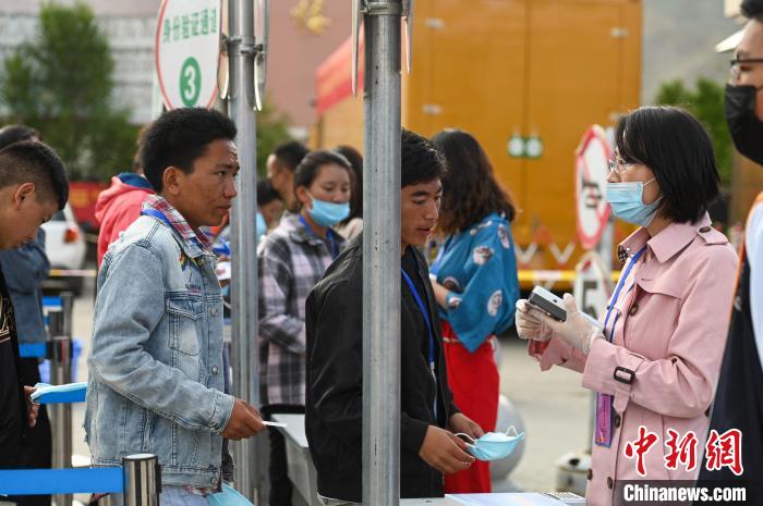 7月7日，考生在拉薩三高考點外進行身份證件核驗?！『闻罾?攝