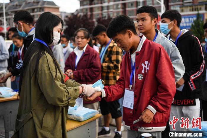 7月7日，考生在拉薩三高考點外測量體溫。　何蓬磊 攝
