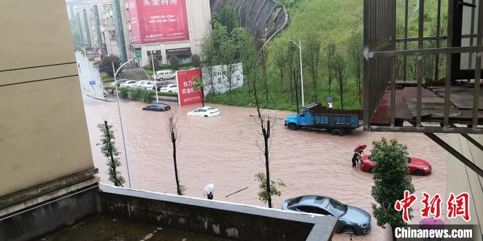 圖為重慶萬州城區(qū)積水嚴重。　重慶萬州區(qū)委宣傳部供圖 攝