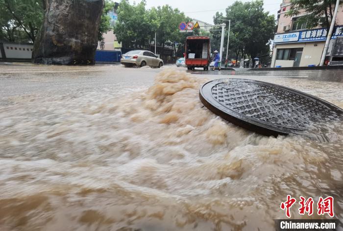圖為重慶萬州城區(qū)積水嚴重。　重慶萬州區(qū)委宣傳部供圖 攝